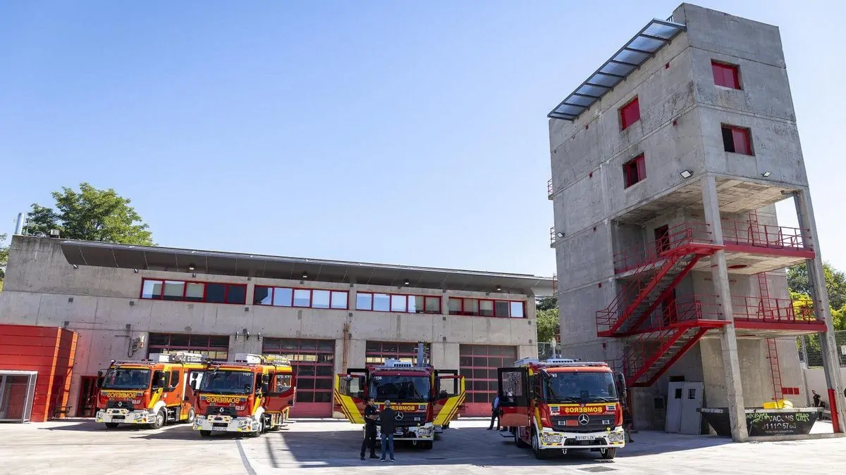 Garaje de estación de bomberos con sistema de extracción