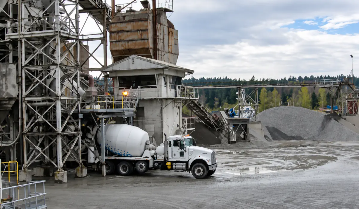 Planta industrial con transporte de materiales