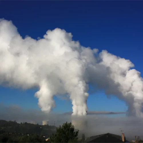 Sistemas de aspiración industrial para controlar emisiones de gases y vapores contaminantes COVs en una fábrica petroquímica