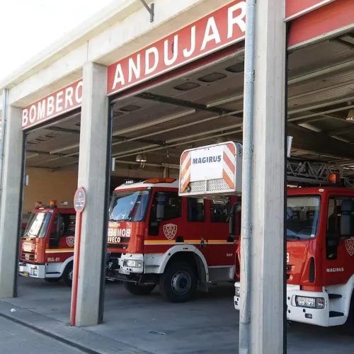Extracción de gases de camión de bomberos en garaje