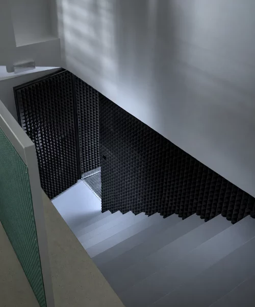 Acero perforado y diseño industrial en escalera